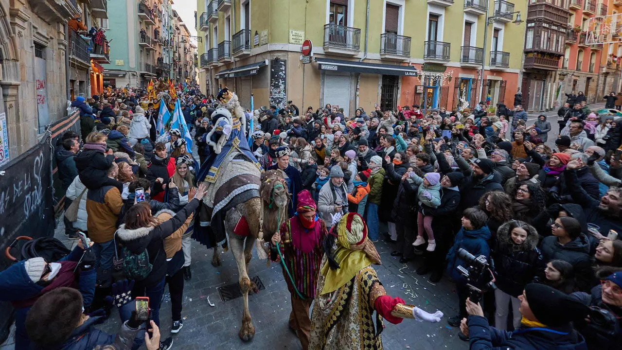 Llegada de los Reyes Magos a Pamplona por el puente de La Magdalena y el Portal de Francia hasta la Plaza del Ayuntamiento. I&Ntilde;IGO ALZUGARAY