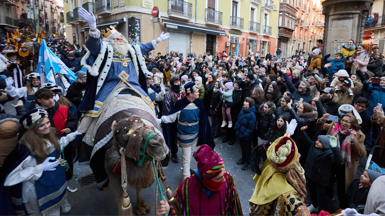 Llegada de los Reyes Magos a Pamplona por el puente de La Magdalena y el Portal de Francia hasta la Plaza del Ayuntamiento. I&Ntilde;IGO ALZUGARAY