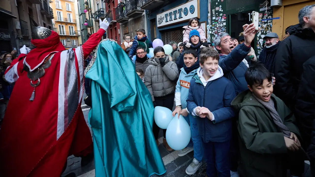 Llegada de los Reyes Magos a Pamplona por el puente de La Magdalena y el Portal de Francia hasta la Plaza del Ayuntamiento. I&Ntilde;IGO ALZUGARAY