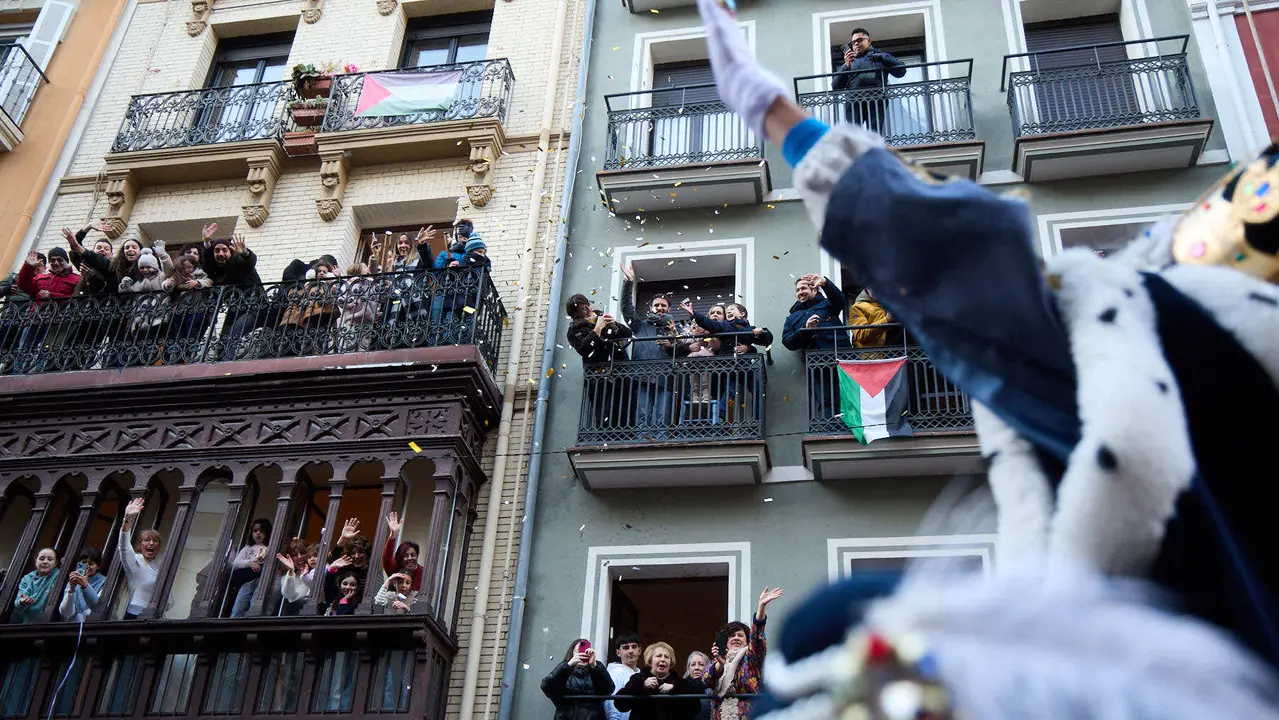 Llegada de los Reyes Magos a Pamplona por el puente de La Magdalena y el Portal de Francia hasta la Plaza del Ayuntamiento. I&Ntilde;IGO ALZUGARAY