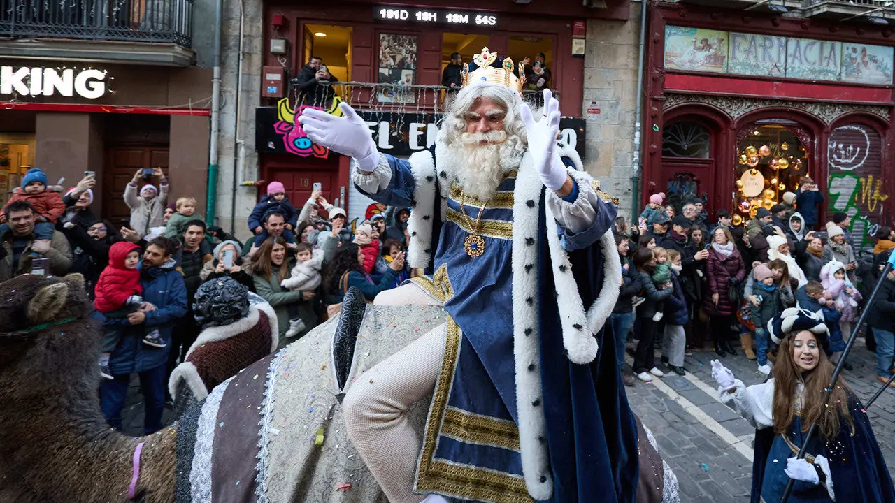Llegada de los Reyes Magos a Pamplona por el puente de La Magdalena y el Portal de Francia hasta la Plaza del Ayuntamiento. I&Ntilde;IGO ALZUGARAY
