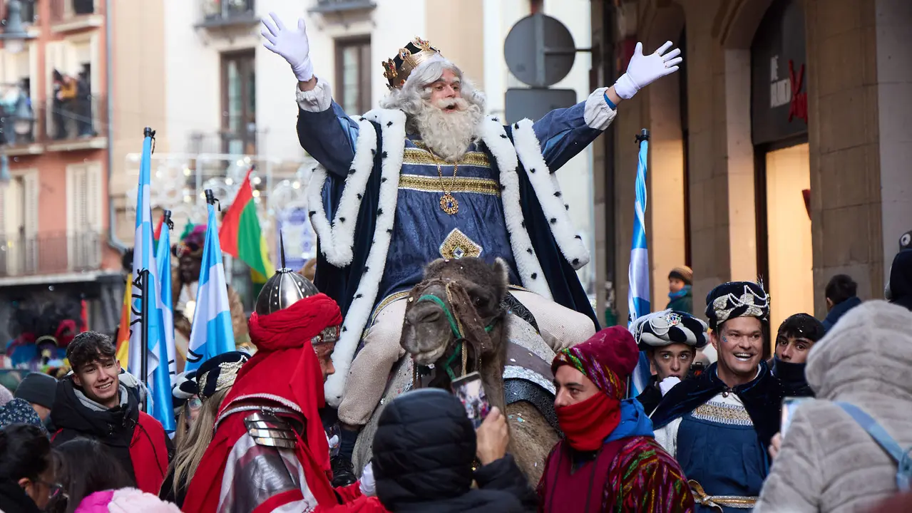 Llegada de los Reyes Magos a Pamplona por el puente de La Magdalena y el Portal de Francia hasta la Plaza del Ayuntamiento. I&Ntilde;IGO ALZUGARAY