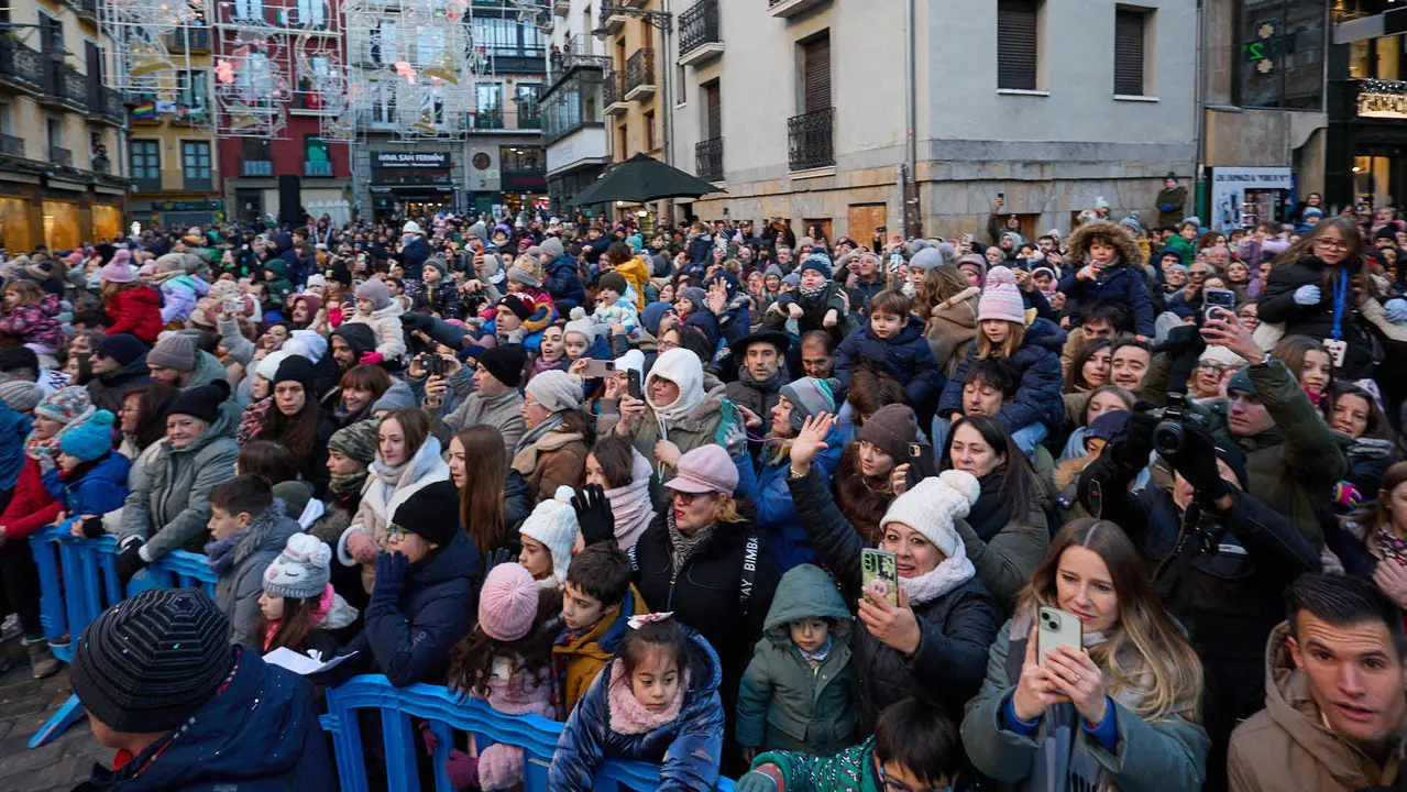 Llegada de los Reyes Magos a Pamplona por el puente de La Magdalena y el Portal de Francia hasta la Plaza del Ayuntamiento. I&Ntilde;IGO ALZUGARAY