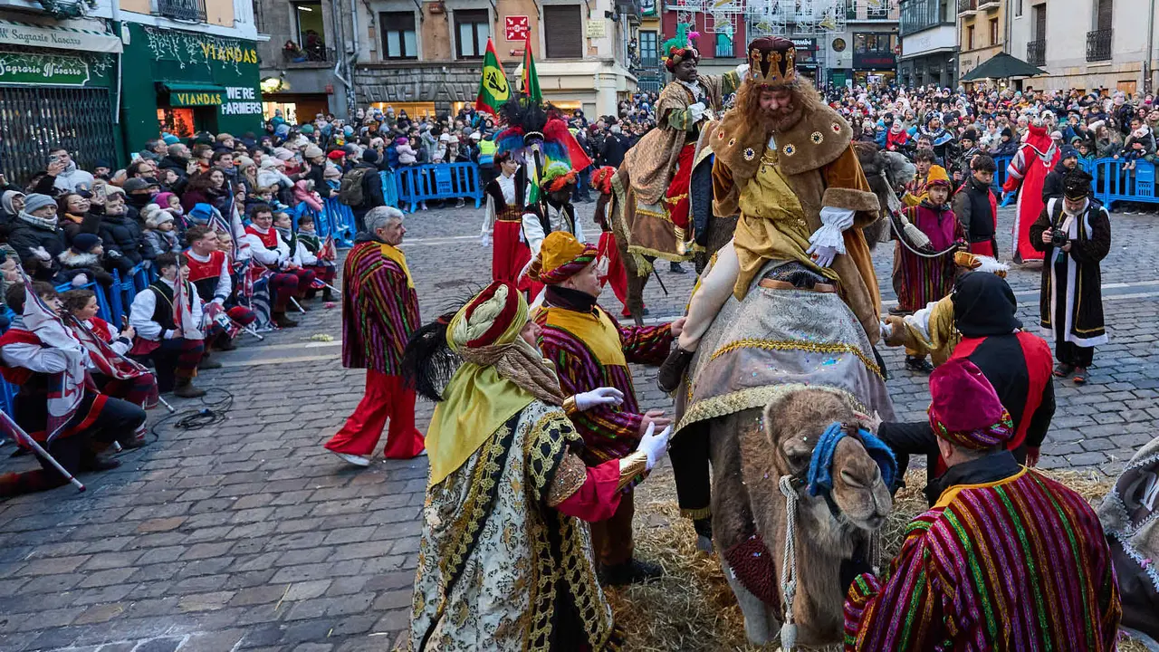 Llegada de los Reyes Magos a Pamplona por el puente de La Magdalena y el Portal de Francia hasta la Plaza del Ayuntamiento. I&Ntilde;IGO ALZUGARAY