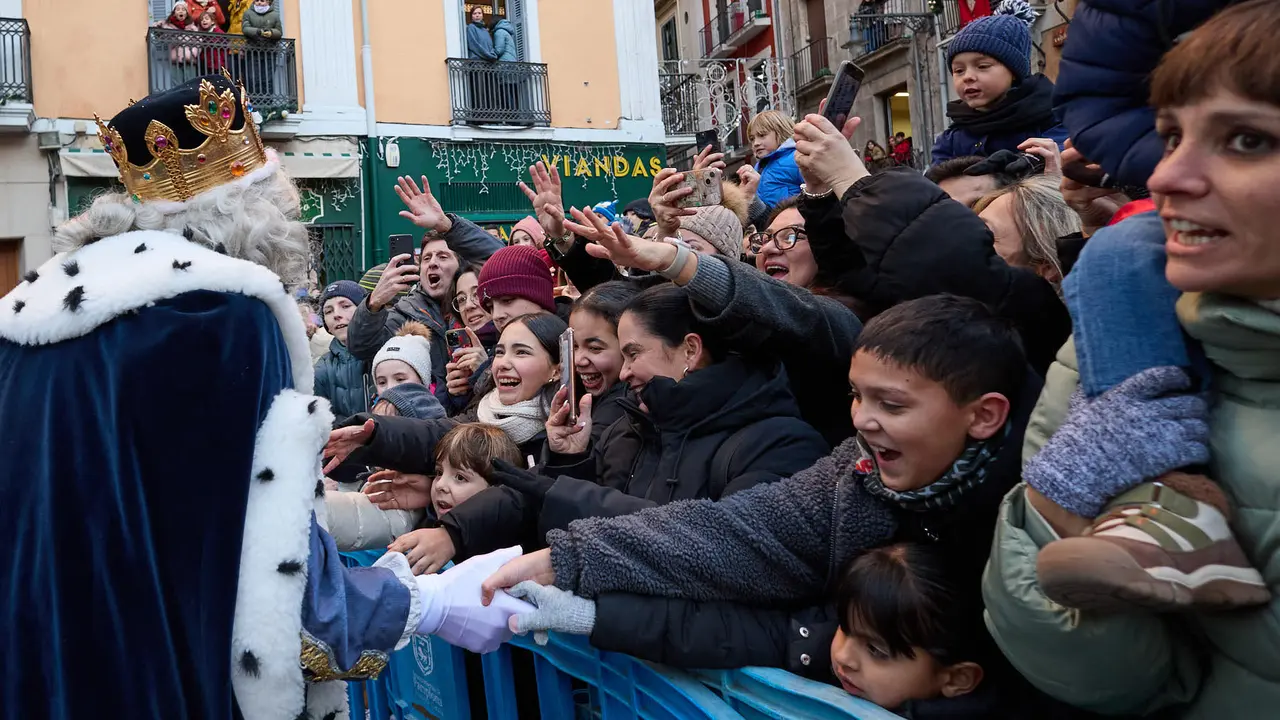 Llegada de los Reyes Magos a Pamplona por el puente de La Magdalena y el Portal de Francia hasta la Plaza del Ayuntamiento. I&Ntilde;IGO ALZUGARAY
