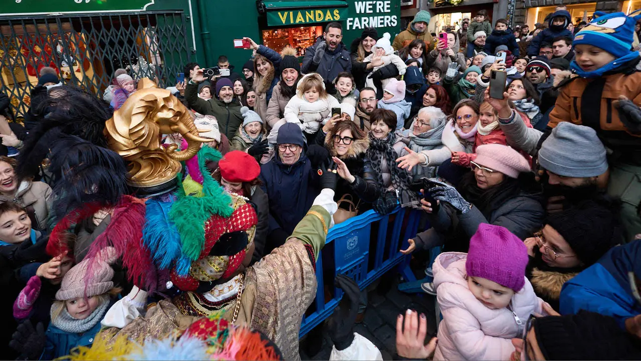 Llegada de los Reyes Magos a Pamplona por el puente de La Magdalena y el Portal de Francia hasta la Plaza del Ayuntamiento. I&Ntilde;IGO ALZUGARAY