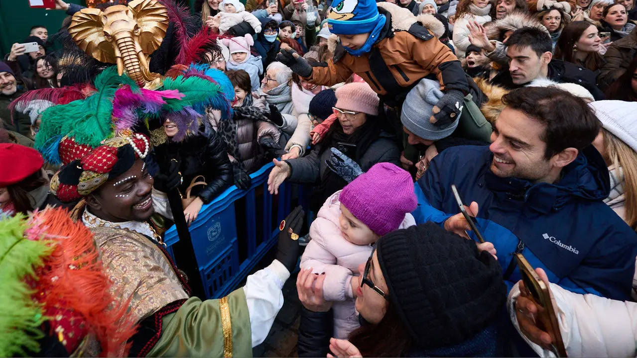 Llegada de los Reyes Magos a Pamplona por el puente de La Magdalena y el Portal de Francia hasta la Plaza del Ayuntamiento. I&Ntilde;IGO ALZUGARAY