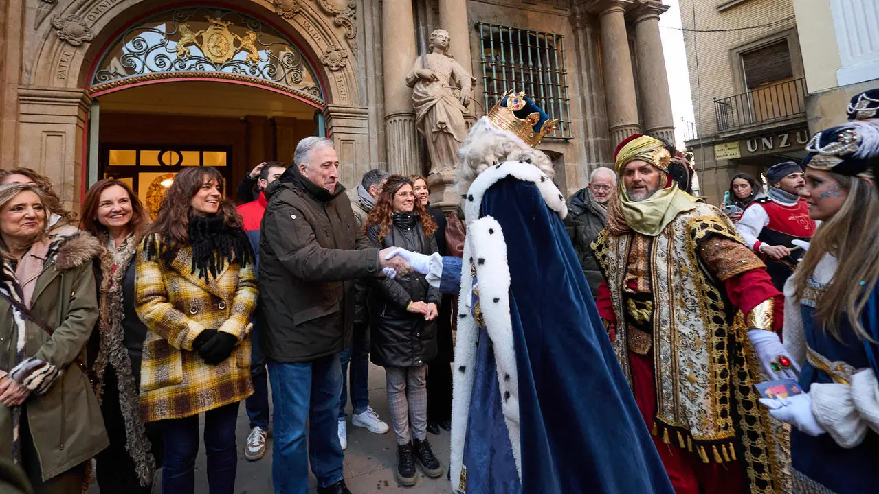 Llegada de los Reyes Magos a Pamplona por el puente de La Magdalena y el Portal de Francia hasta la Plaza del Ayuntamiento. I&Ntilde;IGO ALZUGARAY