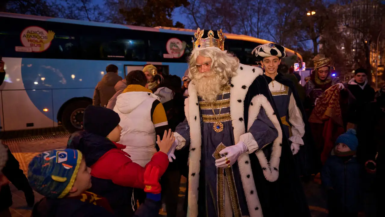 Los Reyes Magos visitan la Casa de Misericordia durante la Cabalgata 2026. PABLO LASAOSA