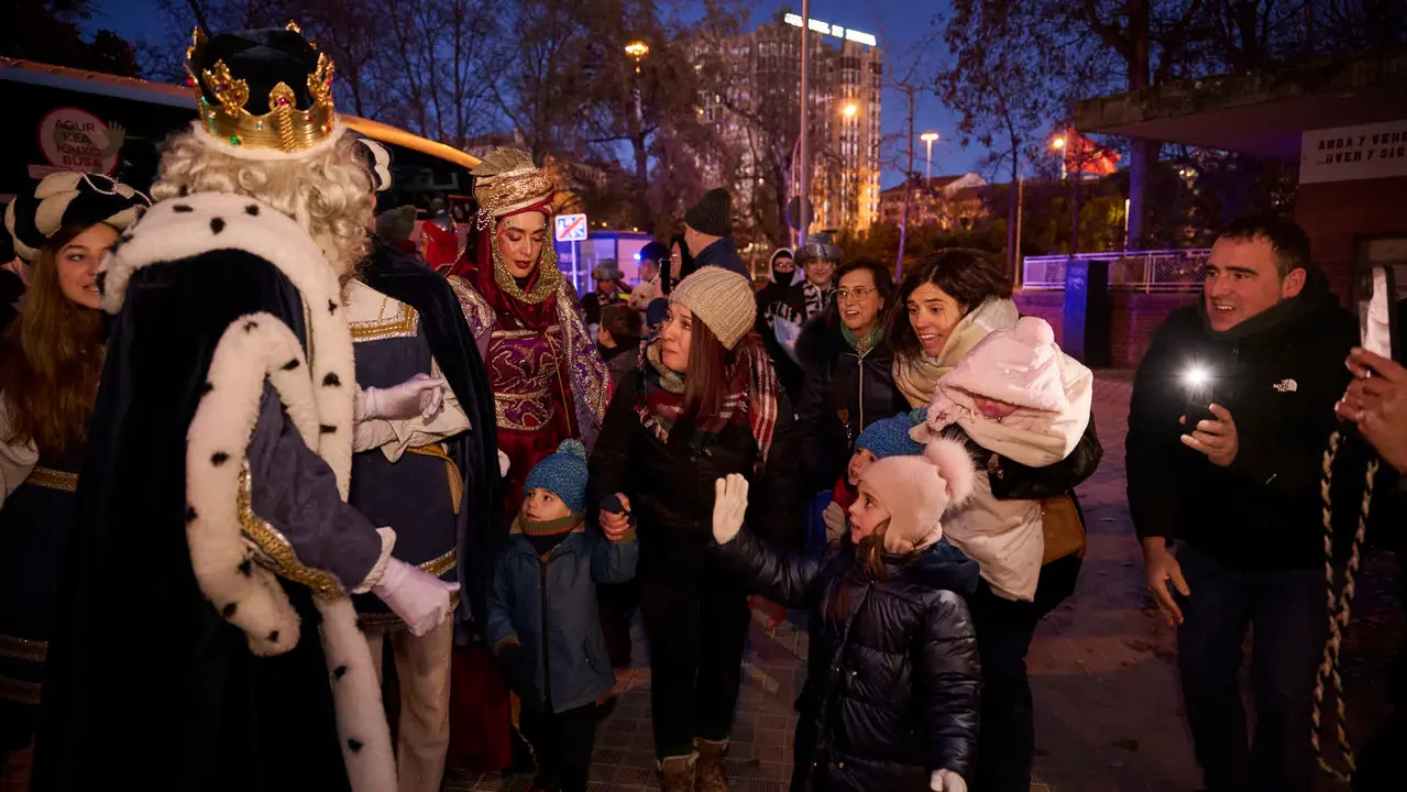 Los Reyes Magos visitan la Casa de Misericordia durante la Cabalgata 2026. PABLO LASAOSA