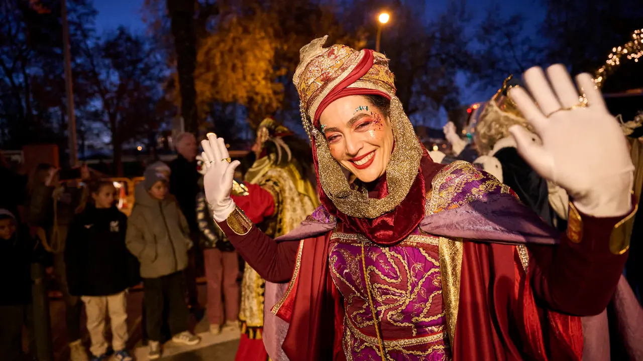 Los Reyes Magos visitan la Casa de Misericordia durante la Cabalgata 2026. PABLO LASAOSA