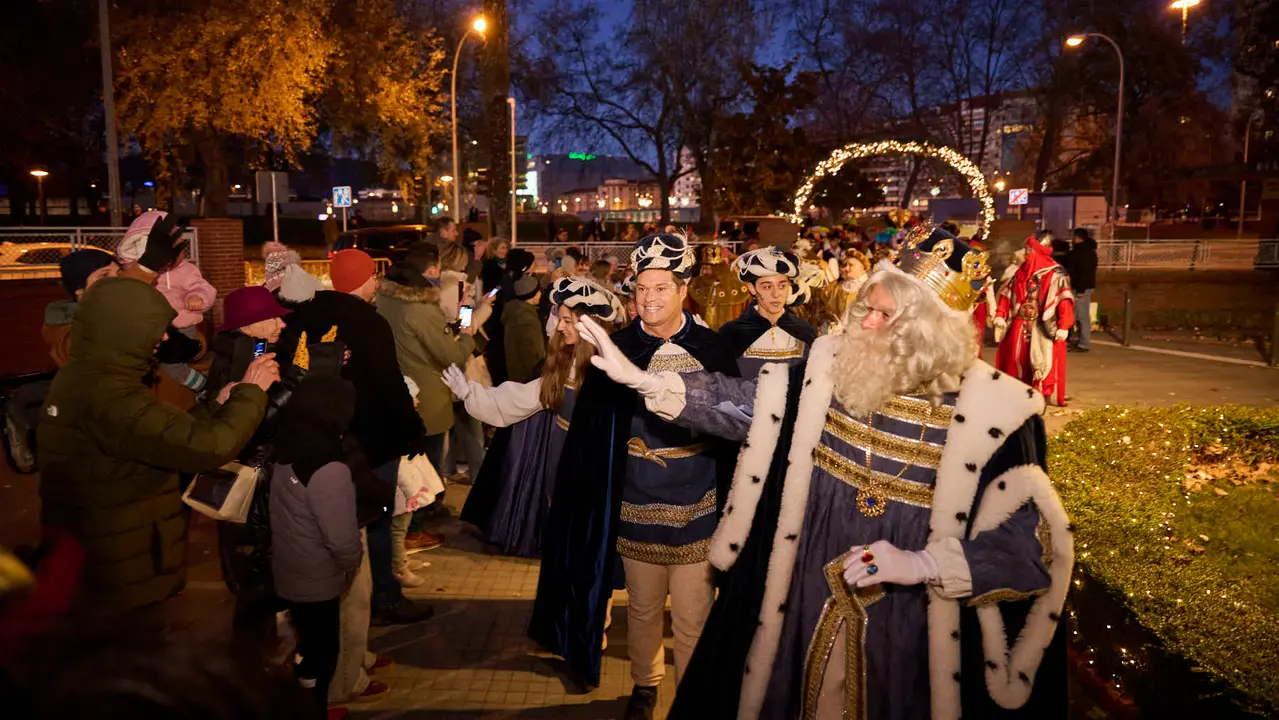 Los Reyes Magos visitan la Casa de Misericordia durante la Cabalgata 2026. PABLO LASAOSA