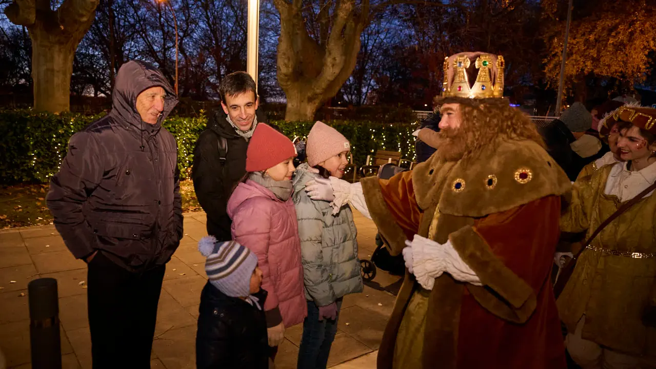 Los Reyes Magos visitan la Casa de Misericordia durante la Cabalgata 2026. PABLO LASAOSA