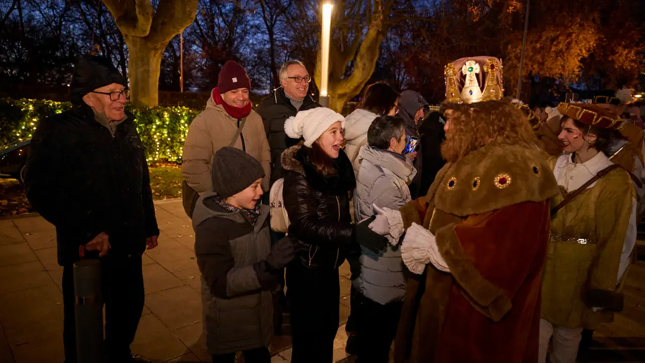 Los Reyes Magos visitan la Casa de Misericordia durante la Cabalgata 2026. PABLO LASAOSA