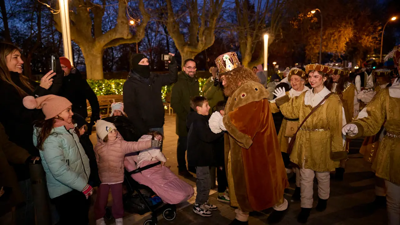 Los Reyes Magos visitan la Casa de Misericordia durante la Cabalgata 2026. PABLO LASAOSA