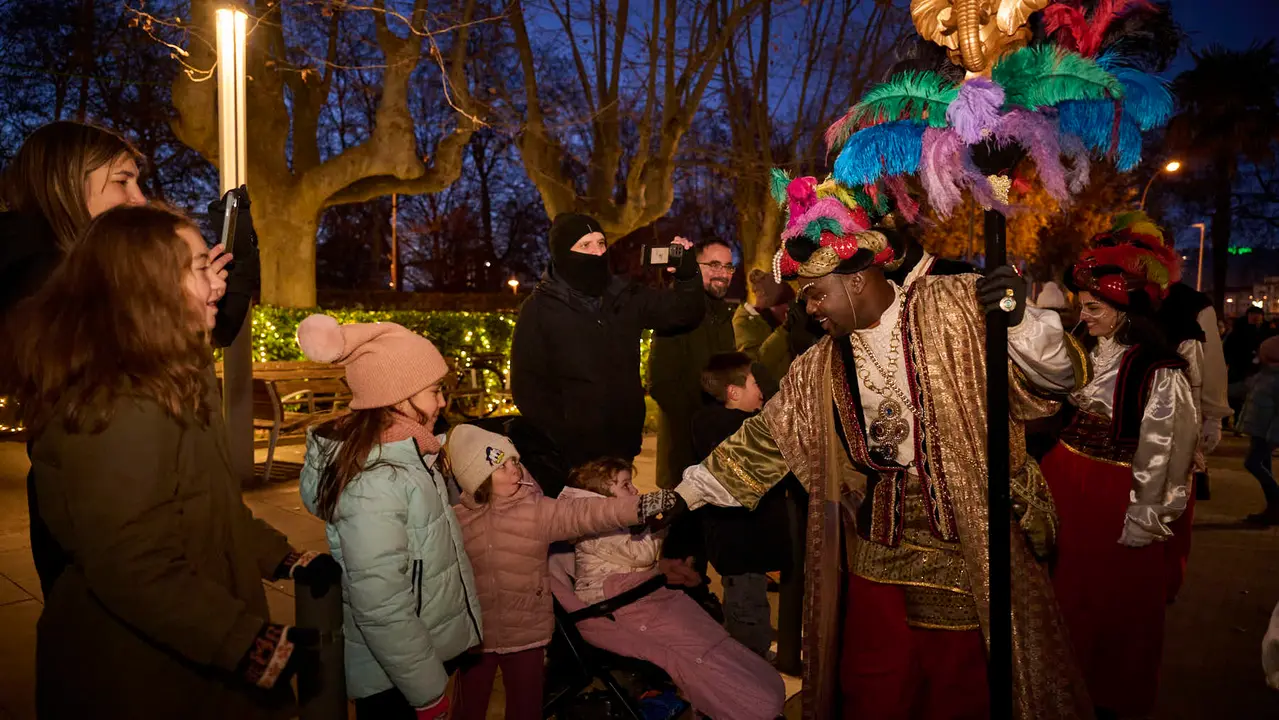 Los Reyes Magos visitan la Casa de Misericordia durante la Cabalgata 2026. PABLO LASAOSA