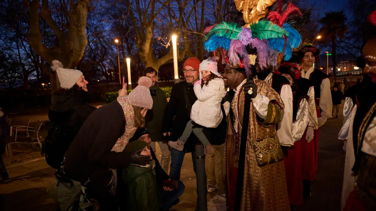 Los Reyes Magos visitan la Casa de Misericordia durante la Cabalgata 2026. PABLO LASAOSA