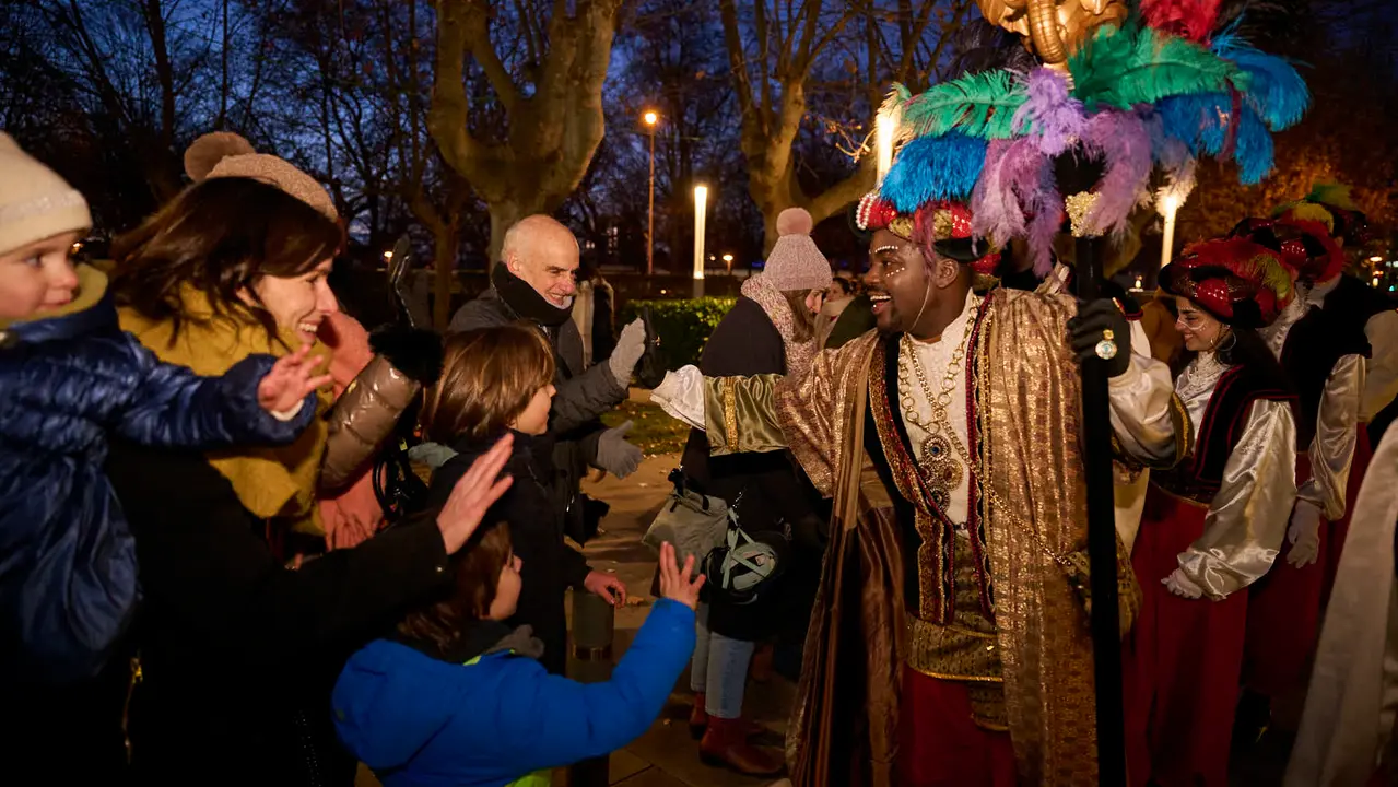 Los Reyes Magos visitan la Casa de Misericordia durante la Cabalgata 2026. PABLO LASAOSA