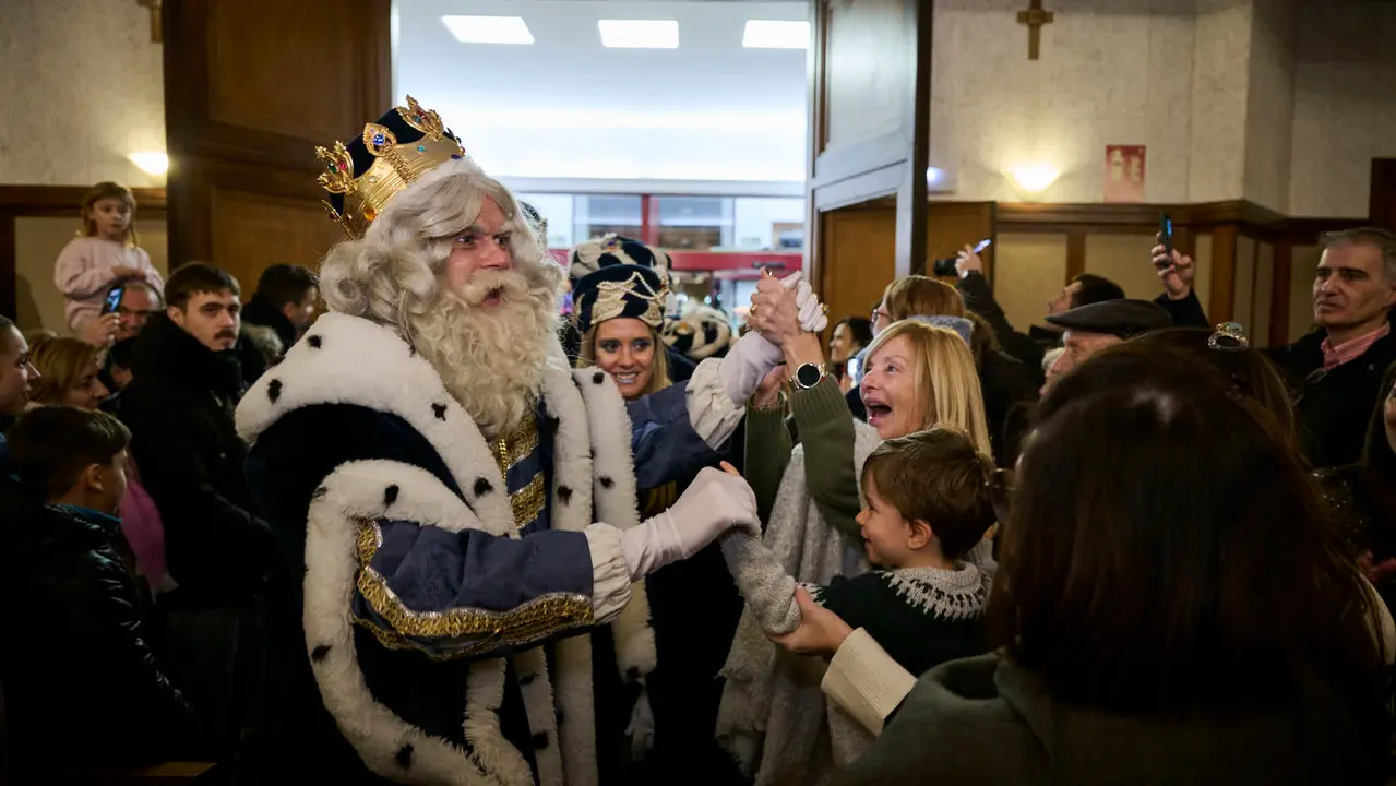 Los Reyes Magos visitan la Casa de Misericordia durante la Cabalgata 2026. PABLO LASAOSA