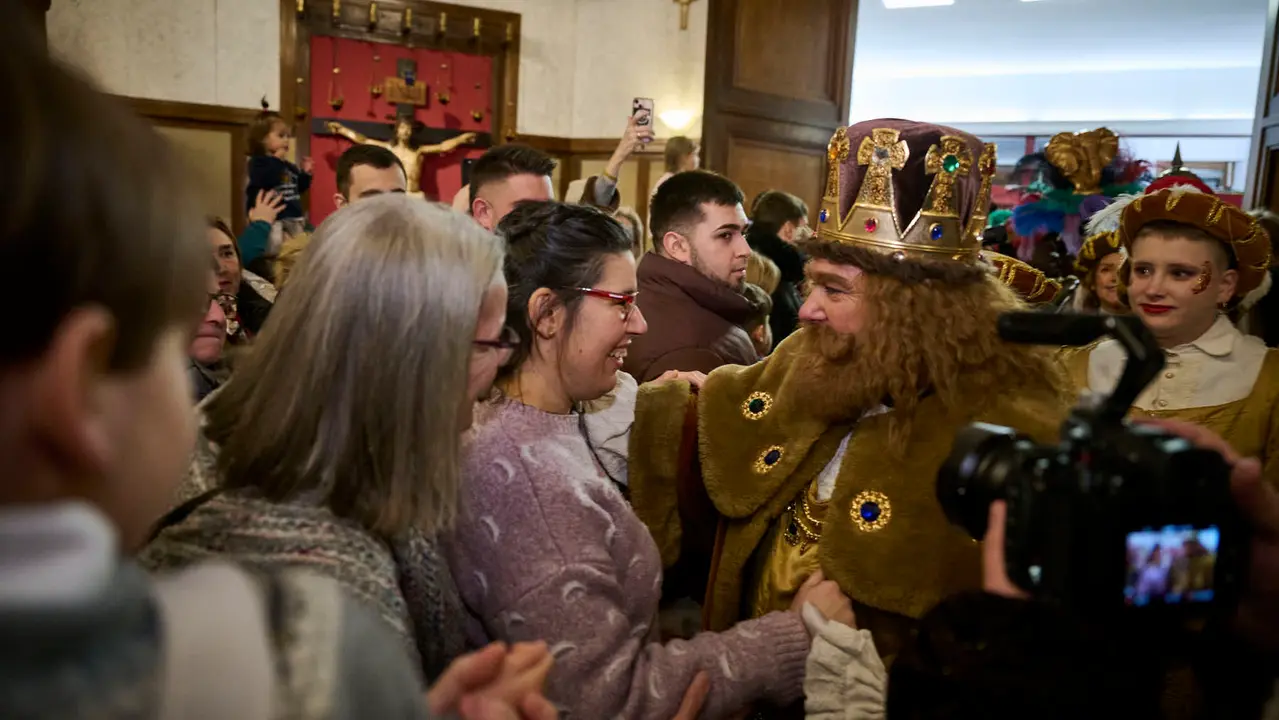 Los Reyes Magos visitan la Casa de Misericordia durante la Cabalgata 2026. PABLO LASAOSA