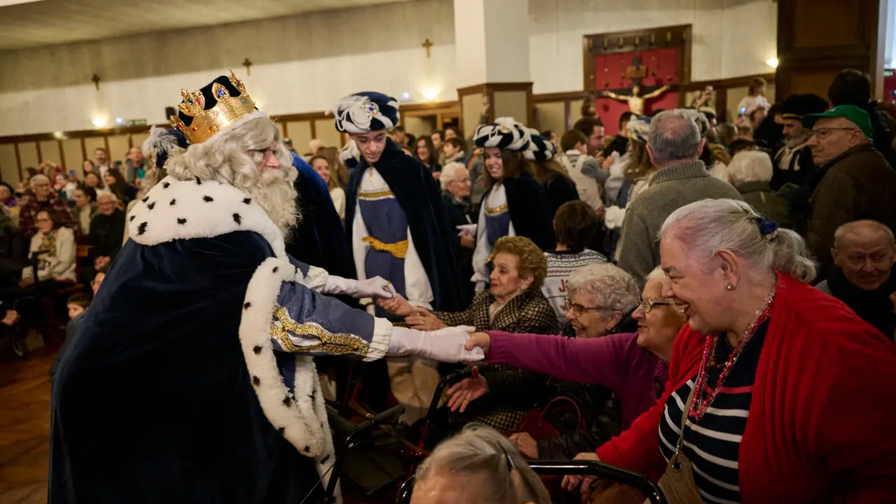 Los Reyes Magos visitan la Casa de Misericordia durante la Cabalgata 2026. PABLO LASAOSA