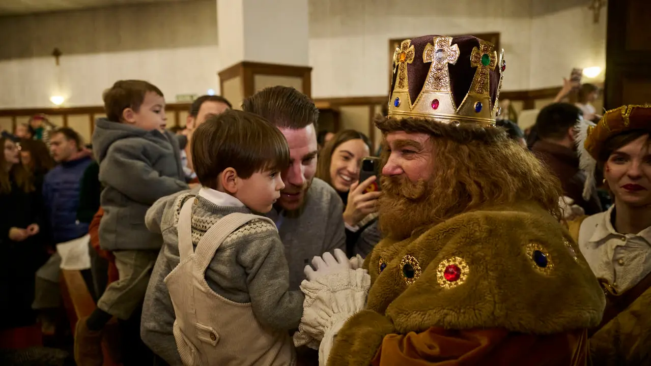 Los Reyes Magos visitan la Casa de Misericordia durante la Cabalgata 2026. PABLO LASAOSA