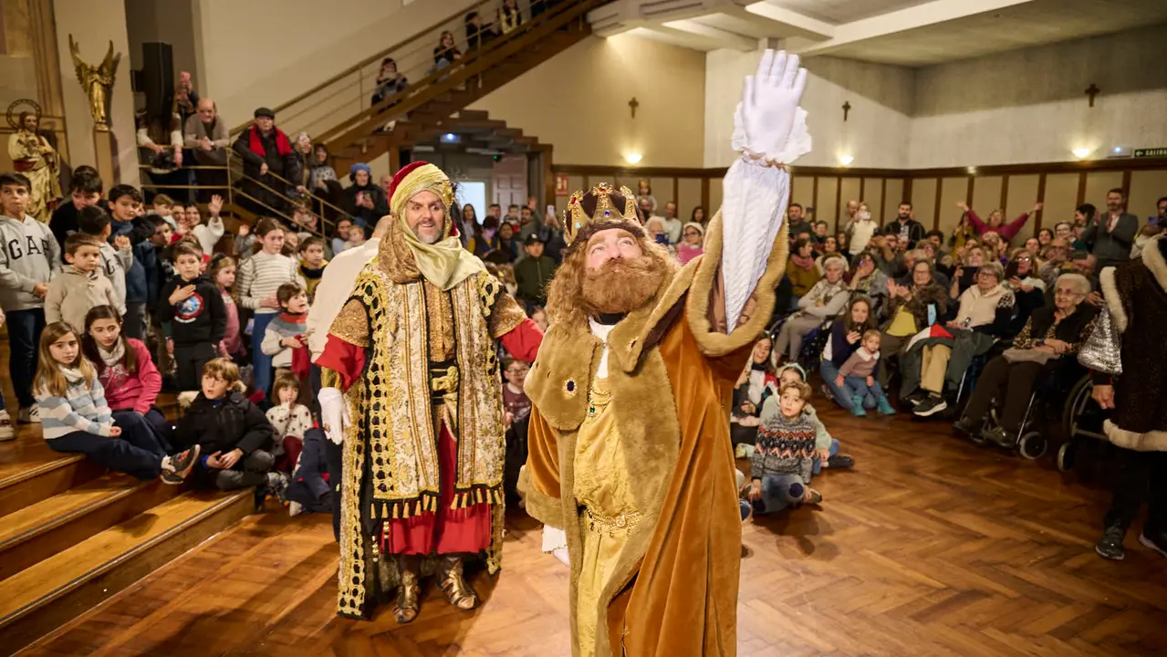 Los Reyes Magos visitan la Casa de Misericordia durante la Cabalgata 2026. PABLO LASAOSA