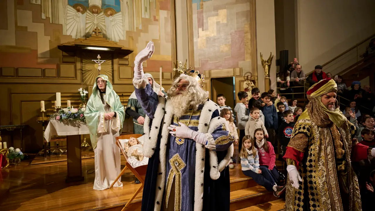 Los Reyes Magos visitan la Casa de Misericordia durante la Cabalgata 2026. PABLO LASAOSA