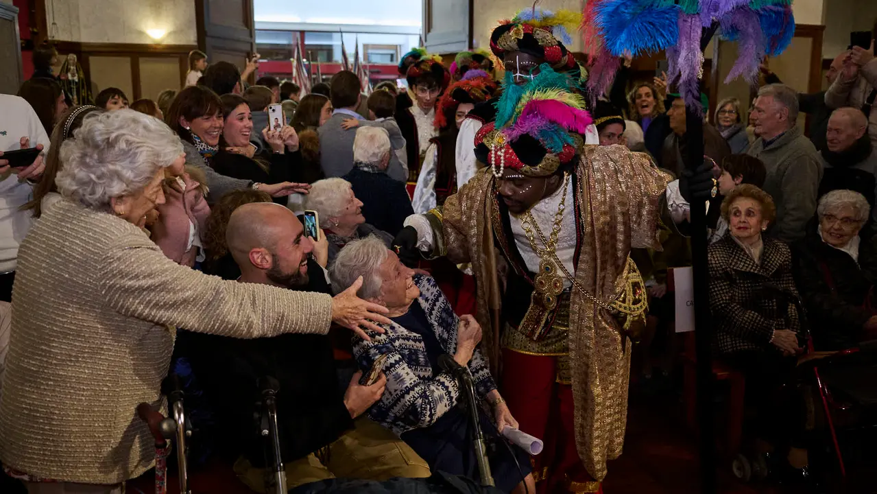 Los Reyes Magos visitan la Casa de Misericordia durante la Cabalgata 2026. PABLO LASAOSA