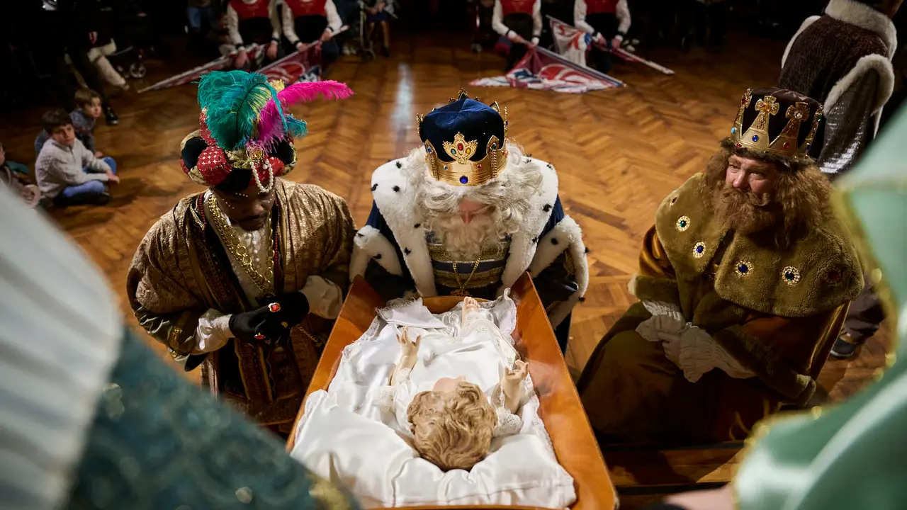 Los Reyes Magos visitan la Casa de Misericordia durante la Cabalgata 2026. PABLO LASAOSA