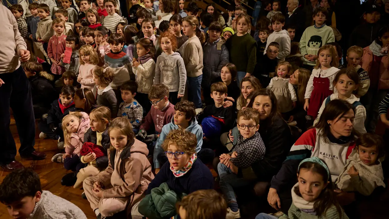 Los Reyes Magos visitan la Casa de Misericordia durante la Cabalgata 2026. PABLO LASAOSA