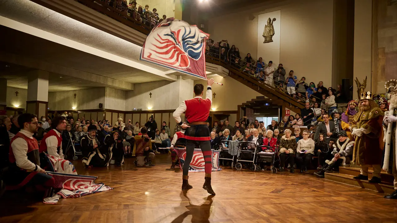 Los Reyes Magos visitan la Casa de Misericordia durante la Cabalgata 2026. PABLO LASAOSA