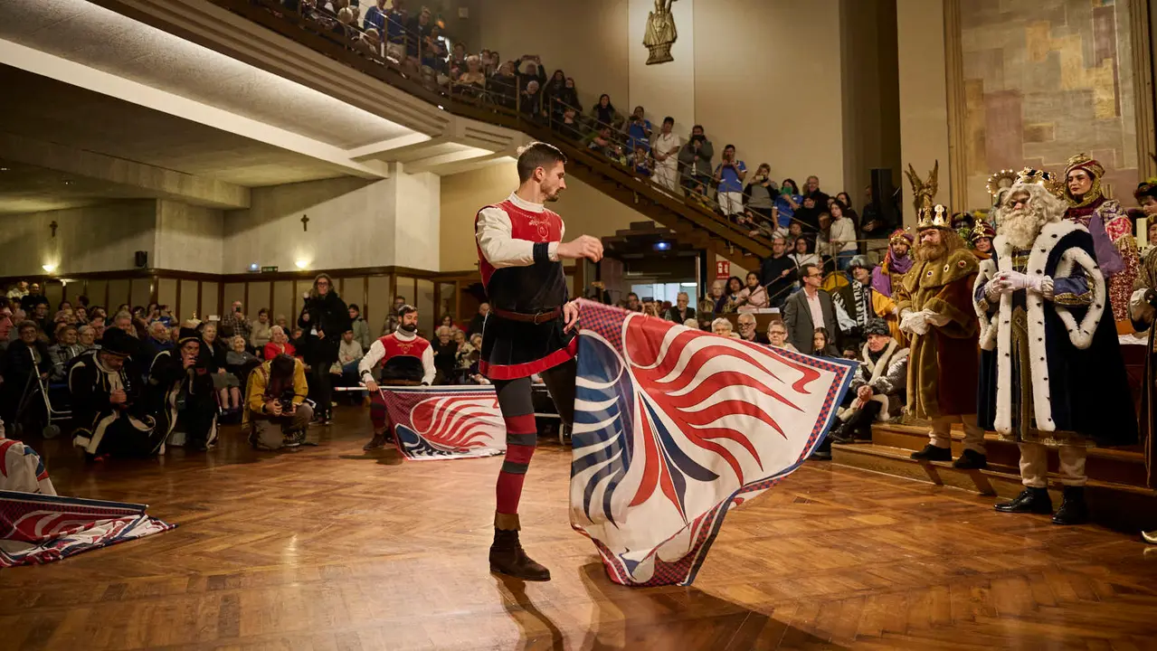 Los Reyes Magos visitan la Casa de Misericordia durante la Cabalgata 2026. PABLO LASAOSA