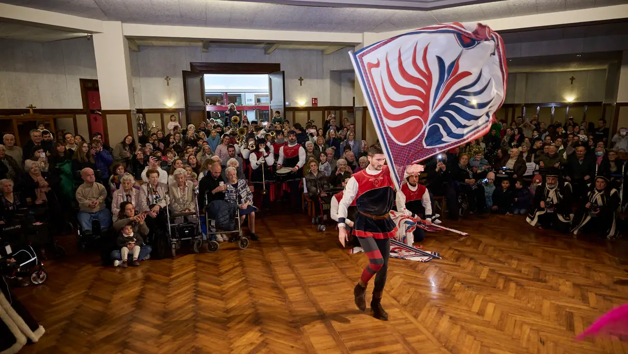 Los Reyes Magos visitan la Casa de Misericordia durante la Cabalgata 2026. PABLO LASAOSA