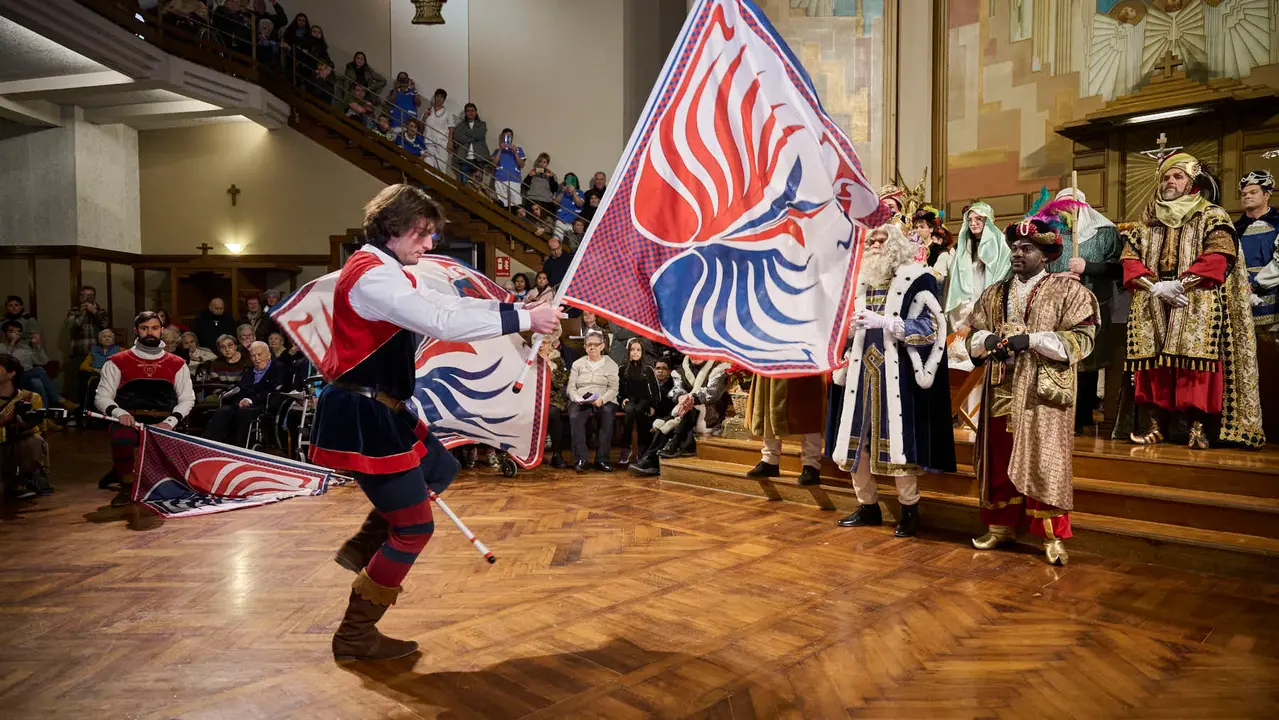 Los Reyes Magos visitan la Casa de Misericordia durante la Cabalgata 2026. PABLO LASAOSA