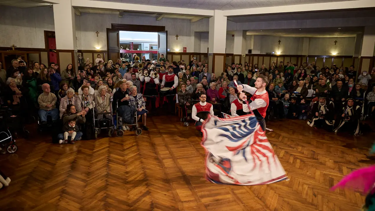 Los Reyes Magos visitan la Casa de Misericordia durante la Cabalgata 2026. PABLO LASAOSA