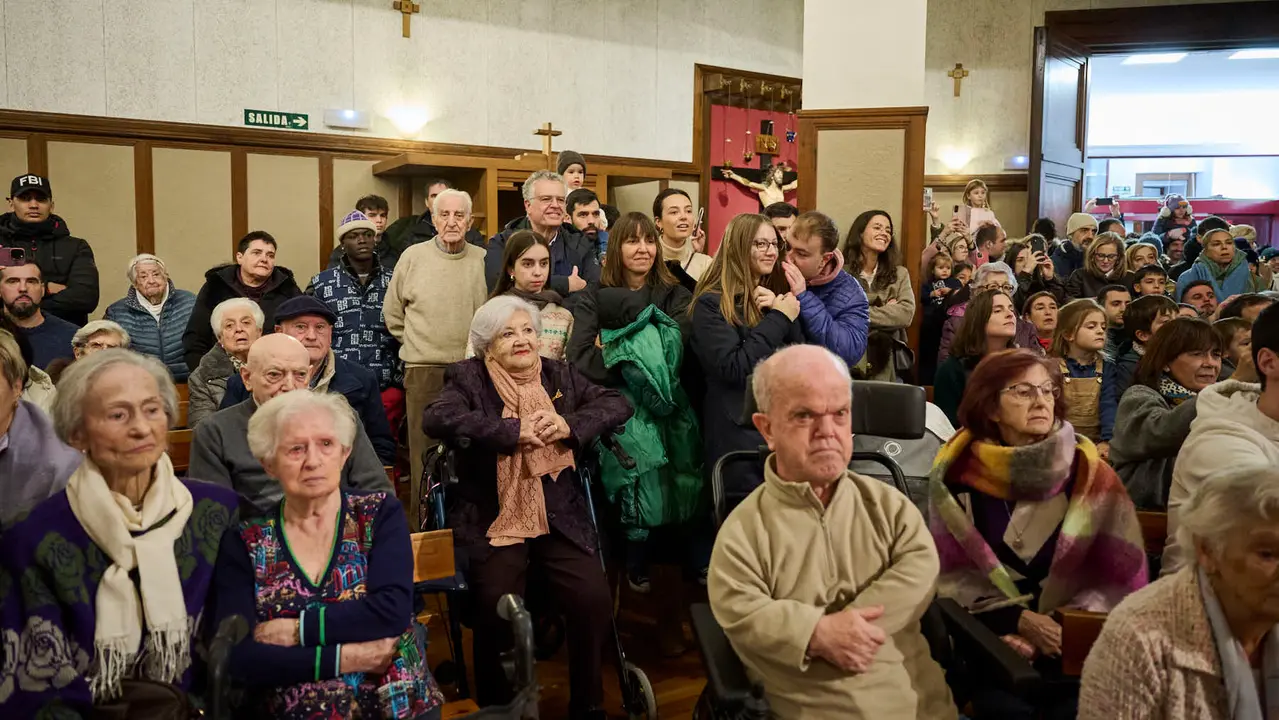 Los Reyes Magos visitan la Casa de Misericordia durante la Cabalgata 2026. PABLO LASAOSA