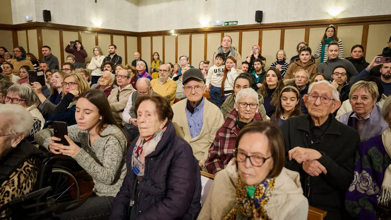 Los Reyes Magos visitan la Casa de Misericordia durante la Cabalgata 2026. PABLO LASAOSA