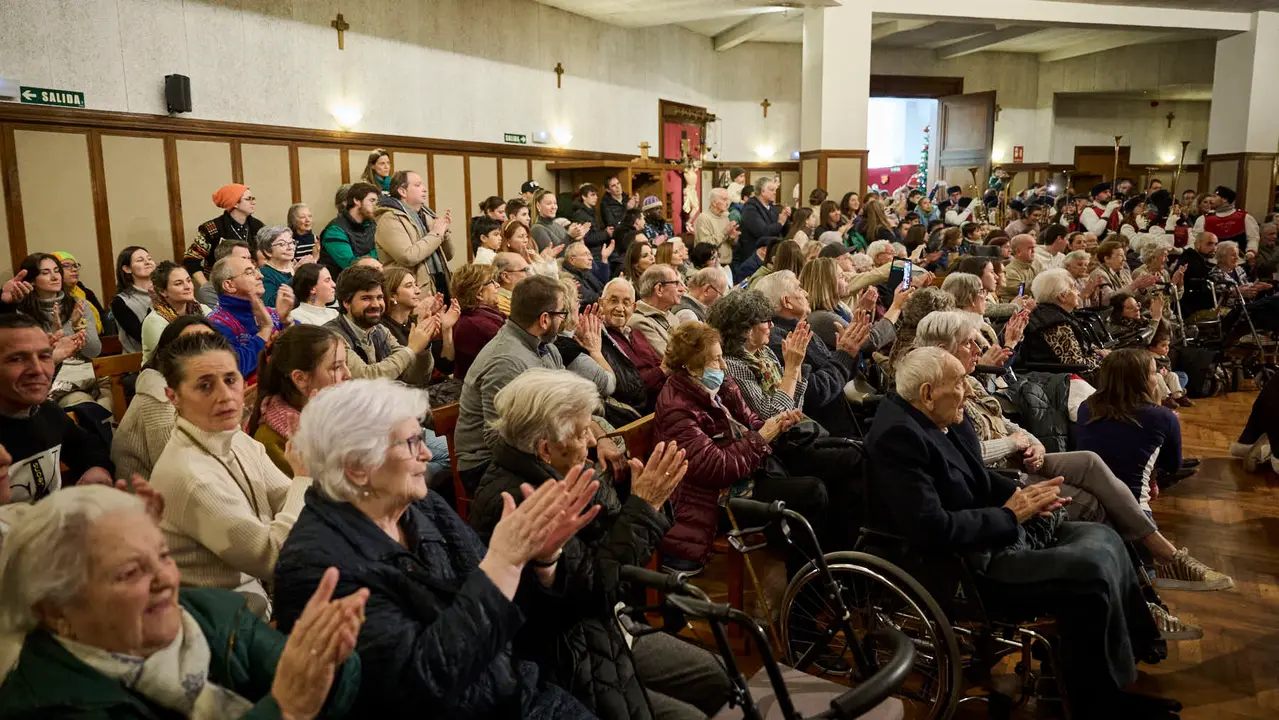 Los Reyes Magos visitan la Casa de Misericordia durante la Cabalgata 2026. PABLO LASAOSA