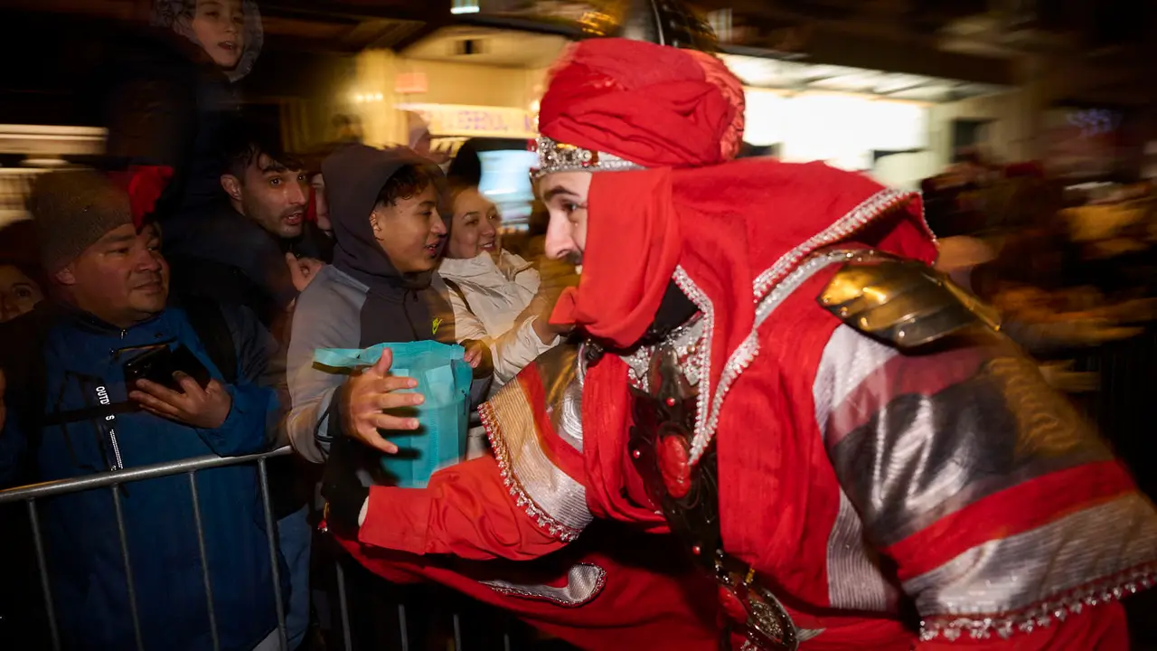 Pamplona recibe a los Reyes Magos durante la Cabalgata 2026. PABLO LASAOSA