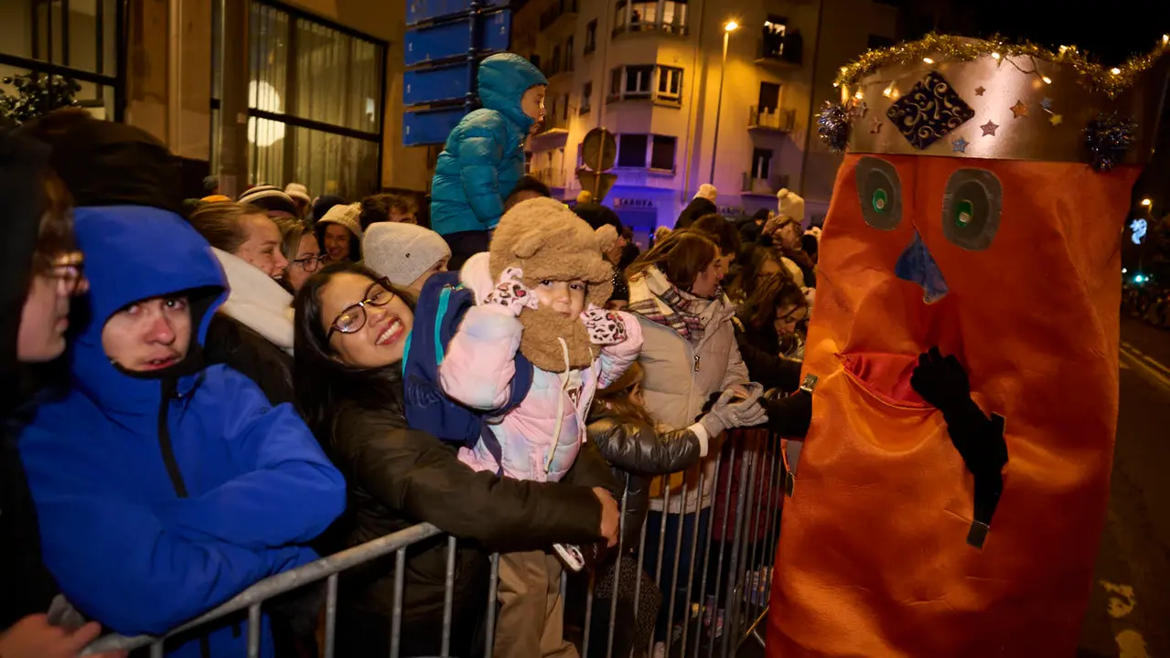 Pamplona recibe a los Reyes Magos durante la Cabalgata 2026. PABLO LASAOSA