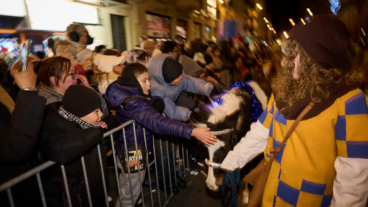 Pamplona recibe a los Reyes Magos durante la Cabalgata 2026. PABLO LASAOSA
