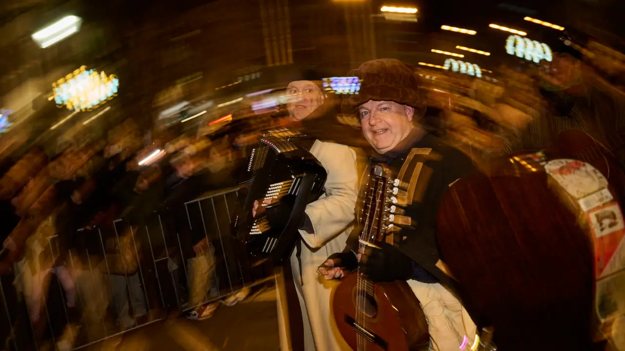 Pamplona recibe a los Reyes Magos durante la Cabalgata 2026. PABLO LASAOSA