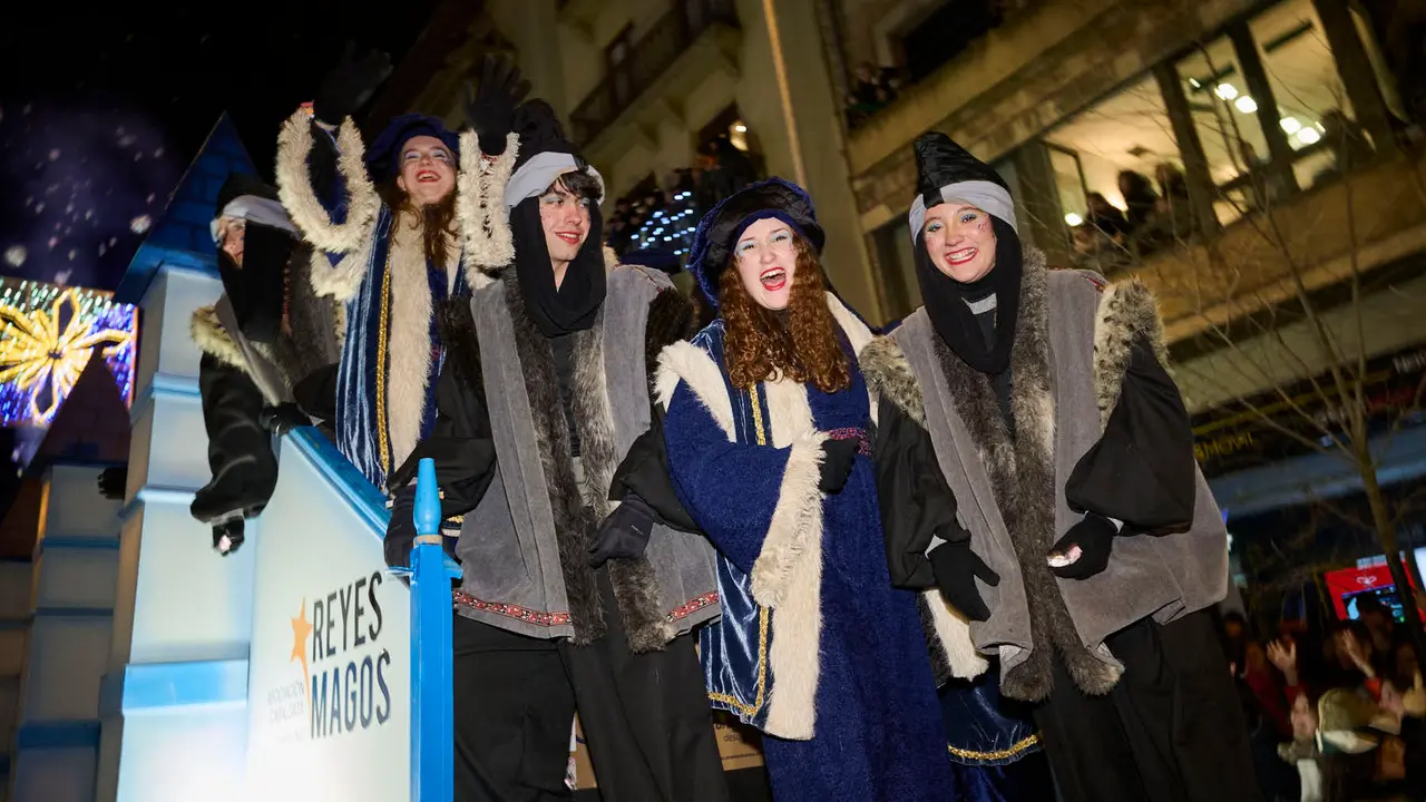 Pamplona recibe a los Reyes Magos durante la Cabalgata 2026. PABLO LASAOSA
