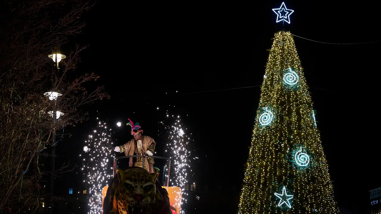 Pamplona recibe a los Reyes Magos durante la Cabalgata 2026. PABLO LASAOSA