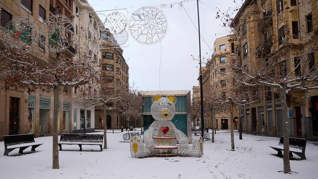 Pamplona amanece cubierta de nieve en la ma&ntilde;ana del d&iacute;a de Reyes por el paso de la borrasca Francis. I&Ntilde;IGO ALZUGARAY