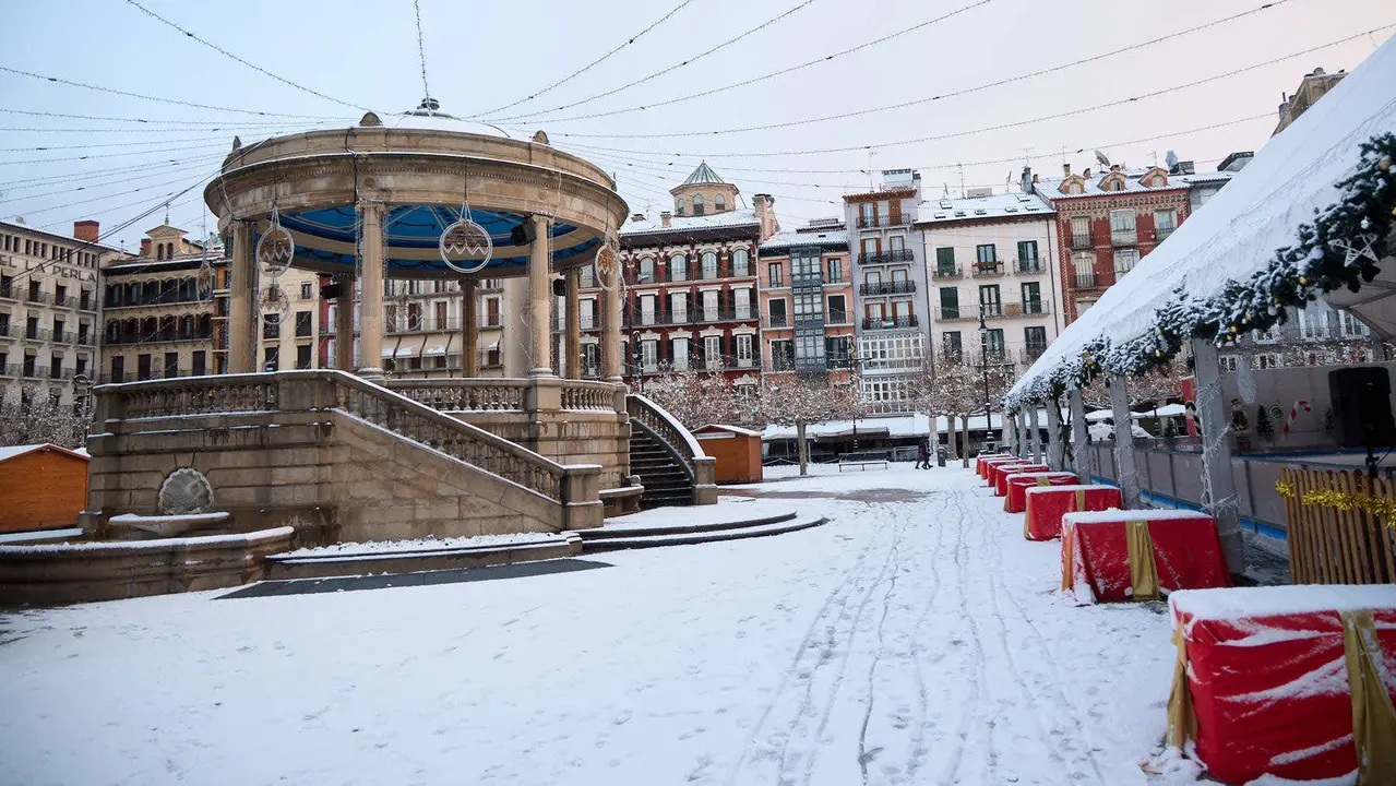 Pamplona amanece cubierta de nieve en la ma&ntilde;ana del d&iacute;a de Reyes por el paso de la borrasca Francis. I&Ntilde;IGO ALZUGARAY