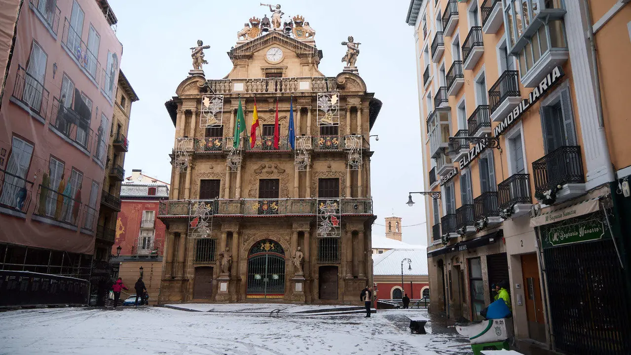 Pamplona amanece cubierta de nieve en la ma&ntilde;ana del d&iacute;a de Reyes por el paso de la borrasca Francis. I&Ntilde;IGO ALZUGARAY