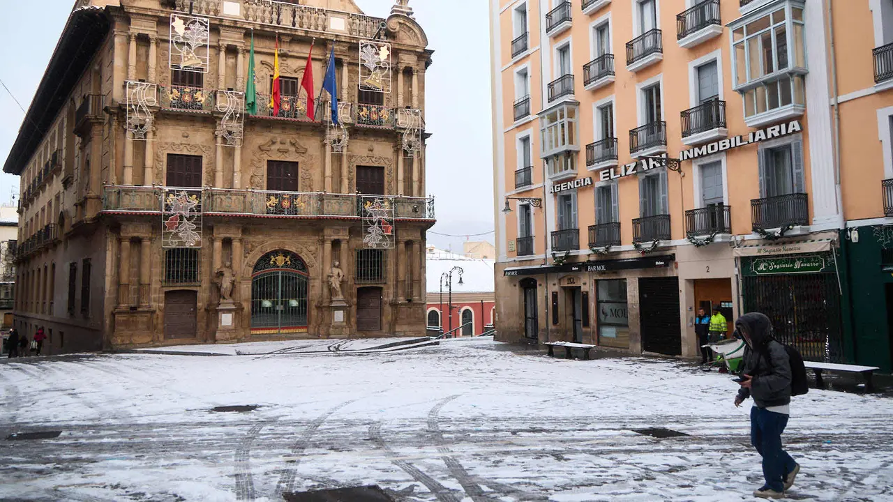 Pamplona amanece cubierta de nieve en la ma&ntilde;ana del d&iacute;a de Reyes por el paso de la borrasca Francis. I&Ntilde;IGO ALZUGARAY