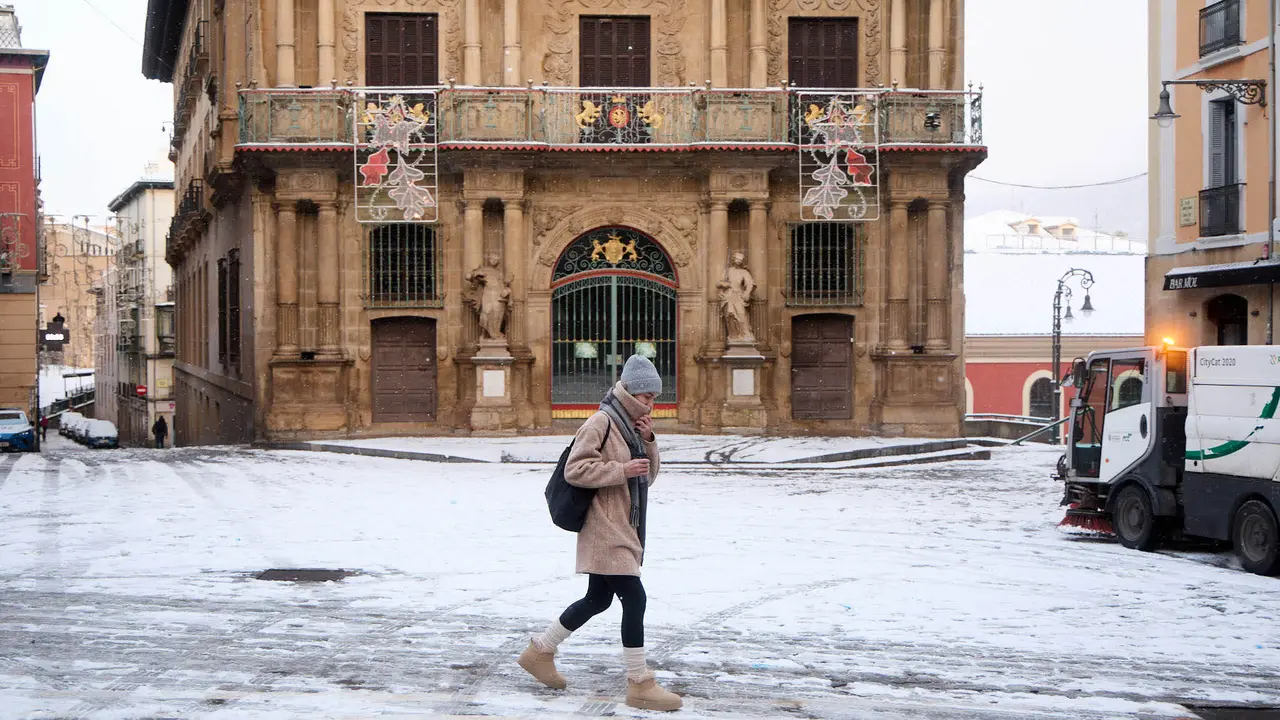 Pamplona amanece cubierta de nieve en la ma&ntilde;ana del d&iacute;a de Reyes por el paso de la borrasca Francis. I&Ntilde;IGO ALZUGARAY